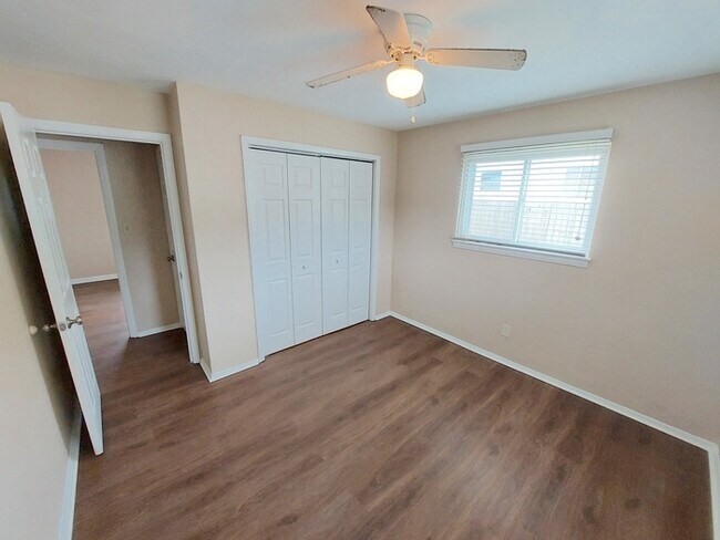 Building Photo - BEAUTIFUL 3 BD/ 1 BTH CORNER LOT WITH W/D ...