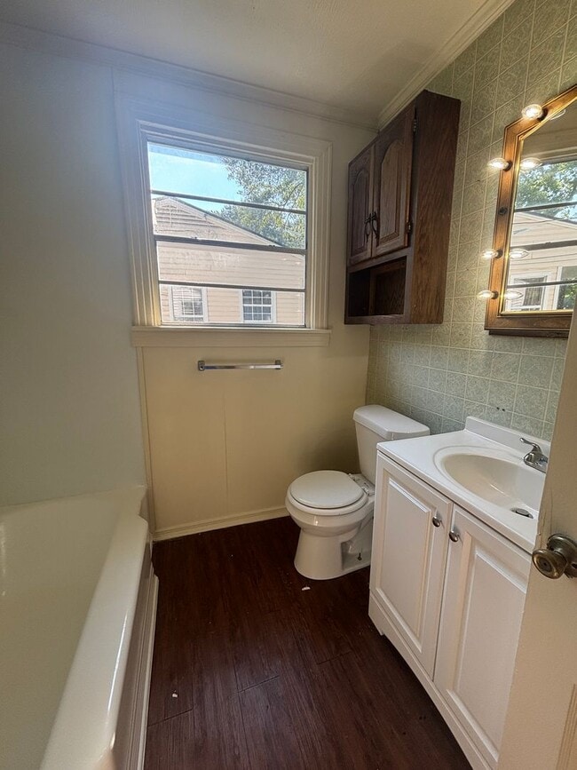 Building Photo - Charming 2 bedroom