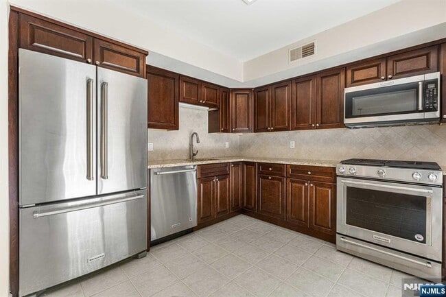 Building Photo - 6-04 Cross Meadows