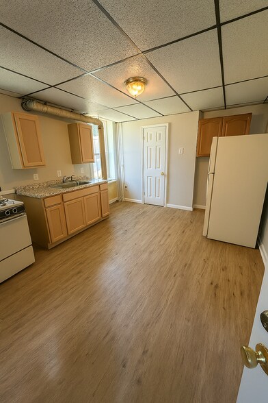 Building Photo - 164 Main St