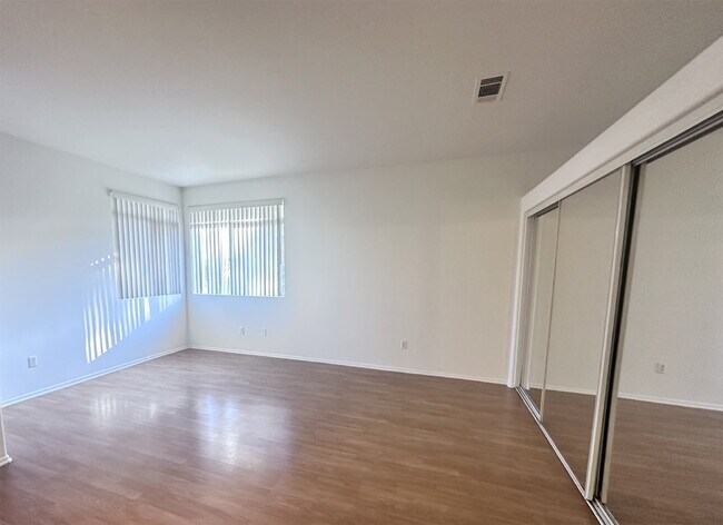 Building Photo - "Charming 2-Bed, 2-Bath Condo with Cozy Fireplace in Prime Stevenson Ranch Location!"