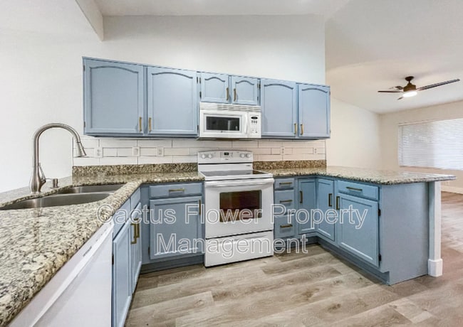 Building Photo - 691 W Fairview St