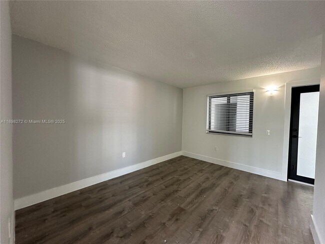 Building Photo - 529 SW 4th St