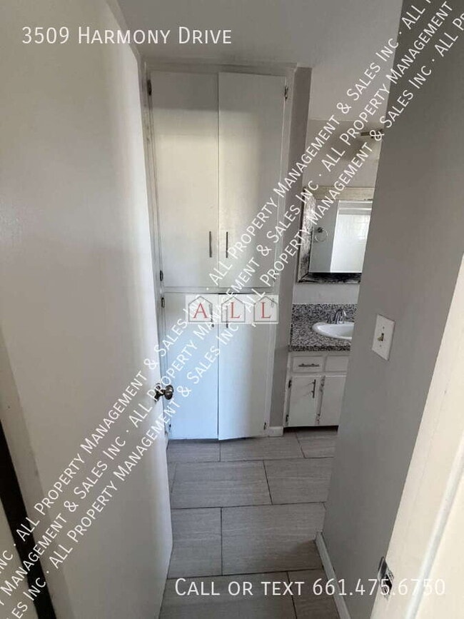 Building Photo - 3509 Harmony Dr