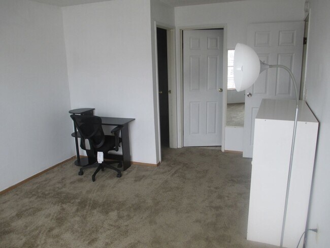 Building Photo - Three Bedroom Two Bath Condo Near Campus