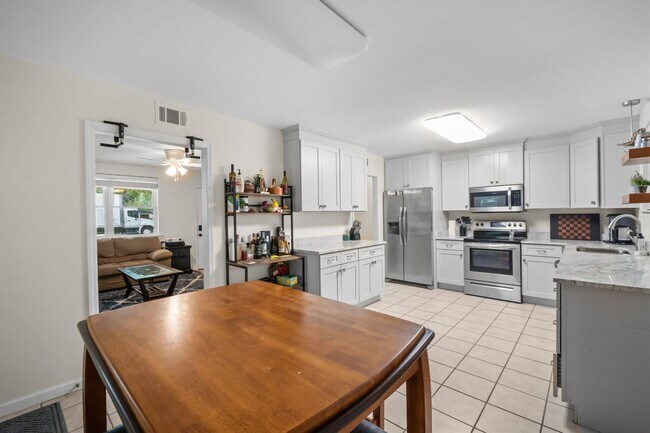 Building Photo - Southside Savannah Gem – 4BR Home in Windsor Forest with Sunroom & Patio