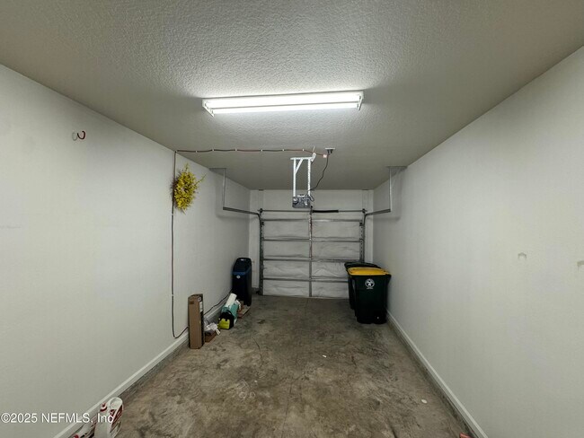 Building Photo - 6798 Roundleaf Dr