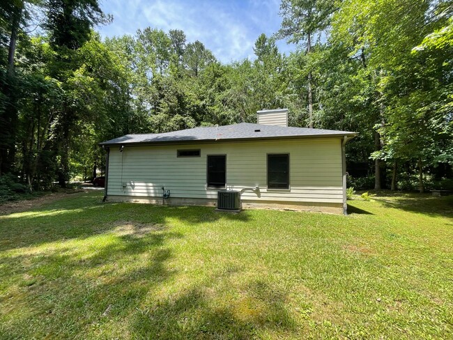 Building Photo - Charming, updated 3br house w/ separate ga...