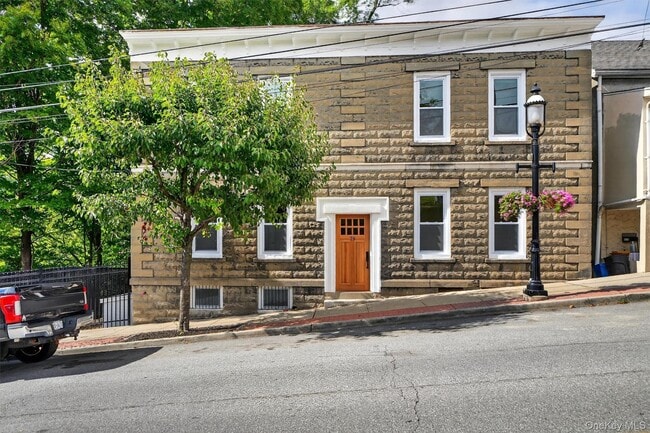 Primary Photo - 79 Main St