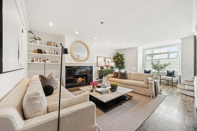 Building Photo - NOB HILL TOWNHOME FOR RENT - $13,000/mo
