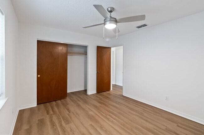 Building Photo - MOVE IN SPECIAL- Beautiful Newly Renovated 2/1 Duplex in St. Cloud - No HOA