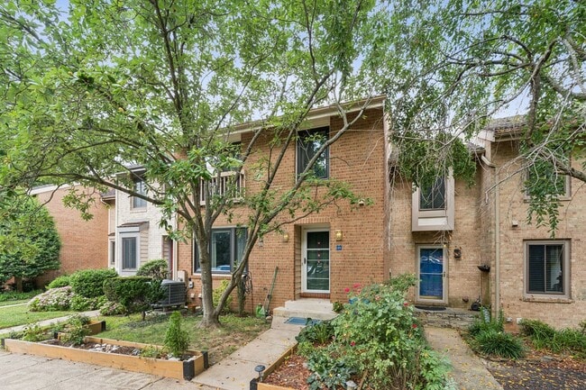 Building Photo - This is Reston living at its finest!