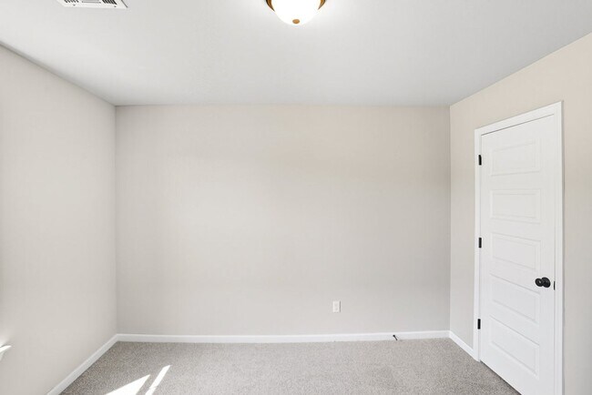 Building Photo - Like new, Move in Ready.