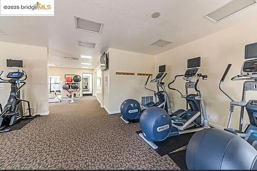 Building Photo - 15 Shoreline Ct