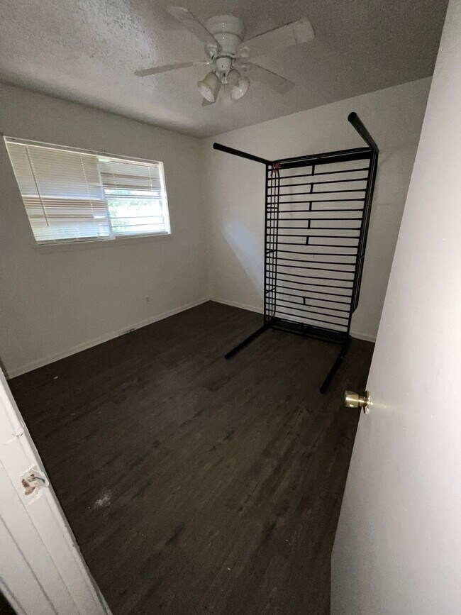 Building Photo - HOUSING SECTION 8 ONLY