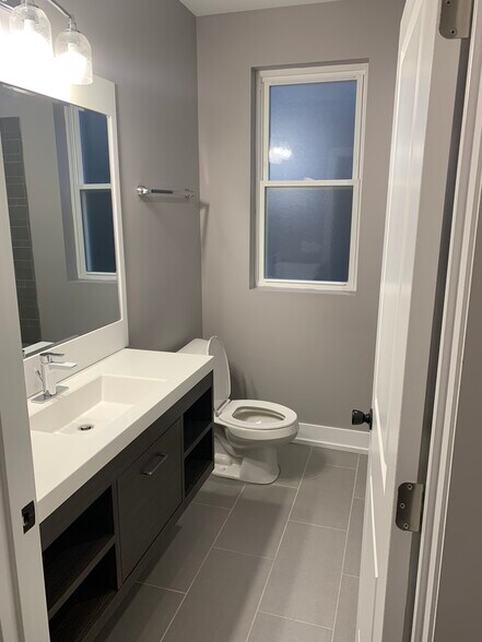 Building Photo - 5315 W Montrose Ave