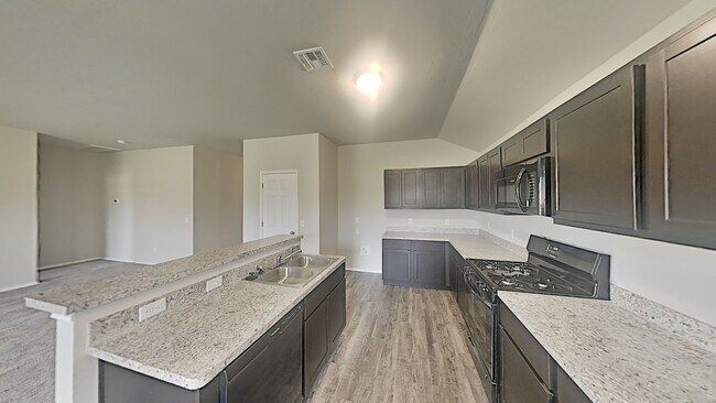 Building Photo - Very Nice 4 Bedroom 2 Bath Home in Yukon S...