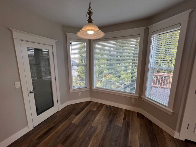 Building Photo - Large Three Bedroom Home in West Salem wit...