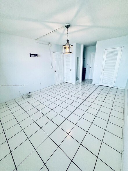 Building Photo - 2899 Collins Ave