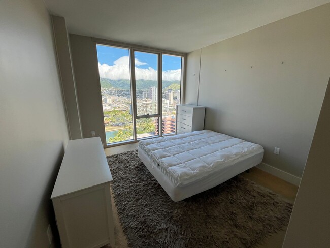 Building Photo - Luxury 1-Bedroom Condo with Stunning Views...