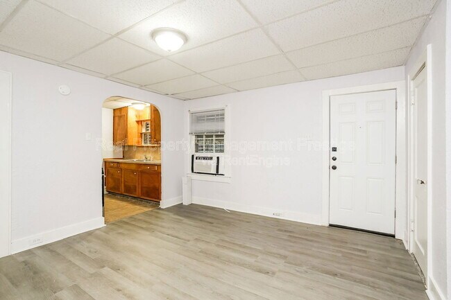 Building Photo - 117 6th Ave N