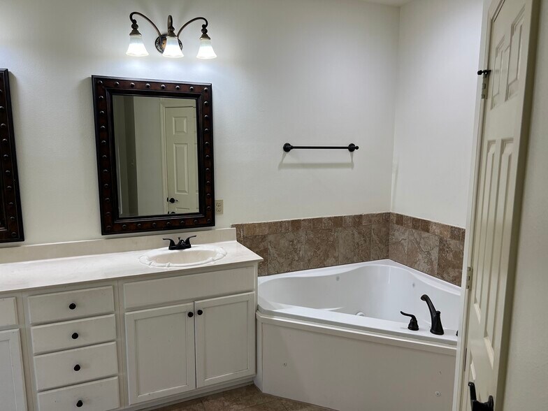 Master Bathroom - 37150 Woodgate Ave