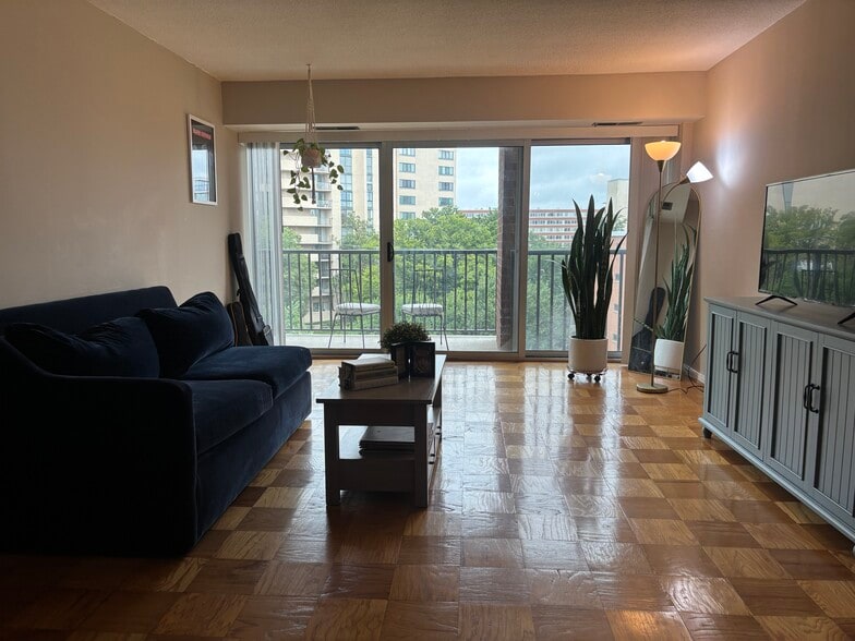 Very Spacious Living Room - 1300 Army Navy Dr