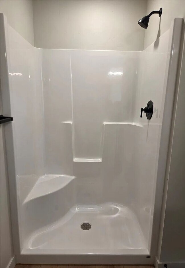 Building Photo - 819 9th Ave W