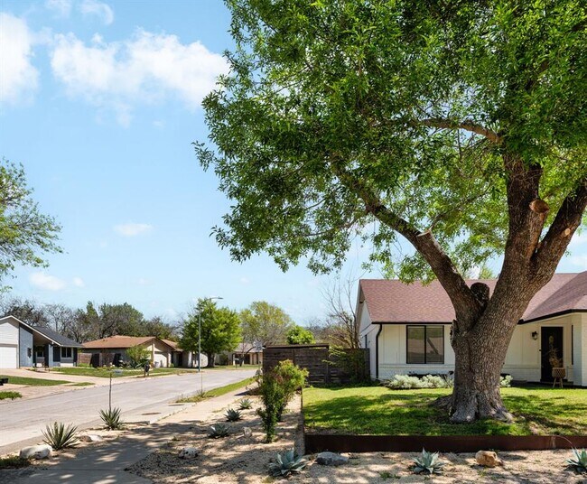 Building Photo - 6601 Blarwood Dr