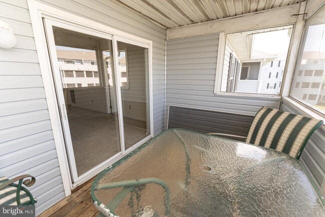 Building Photo - 3500 Sanibel Cir