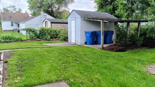 Building Photo - 2044 Garrick Ave