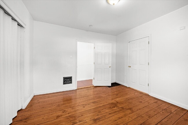 Building Photo - "Charming 3-Bed Haven with Hardwood Floors & 2 Full Baths in St. Louis!"  Hazelwood Schools.  Sec...