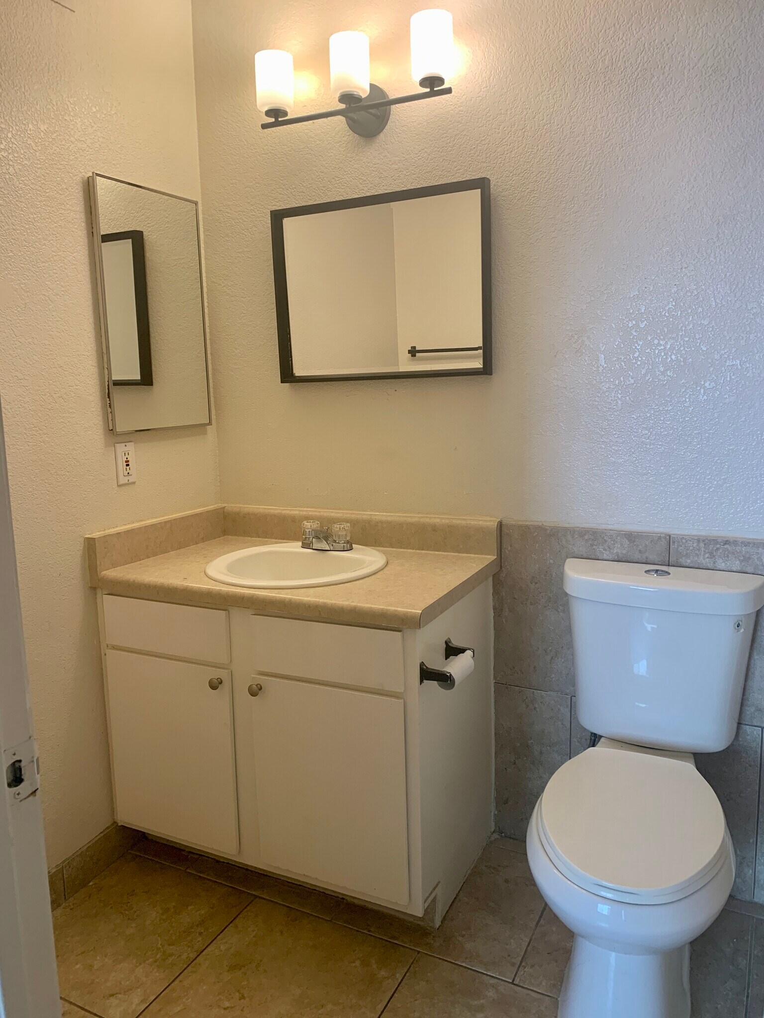 Building Photo - 444 W Ivyglen St