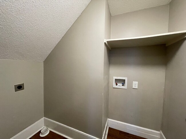 Building Photo - Spacious One Bedroom Apartment Near Mercer...