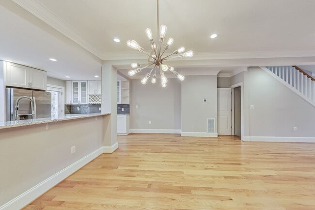 Building Photo - Beautiful TH - 4 bedroom + 3.5 BA - 7 mo -...