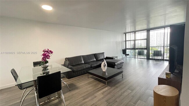 Building Photo - 800 Parkview Dr