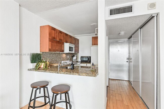 Building Photo - 1035 West Ave