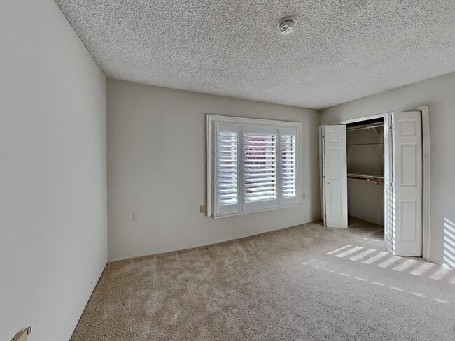 Building Photo - Spacious Rossmoor 2/2 Condo Available Now!