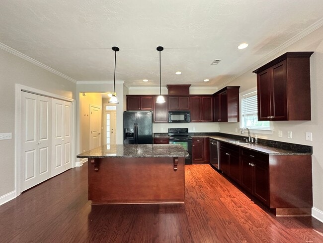 Building Photo - 3 bed/2 bath home with 1-car garage for re...