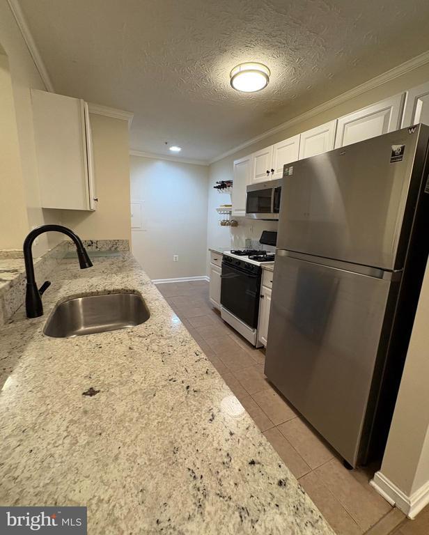 Building Photo - 653 Burtons Cove Way