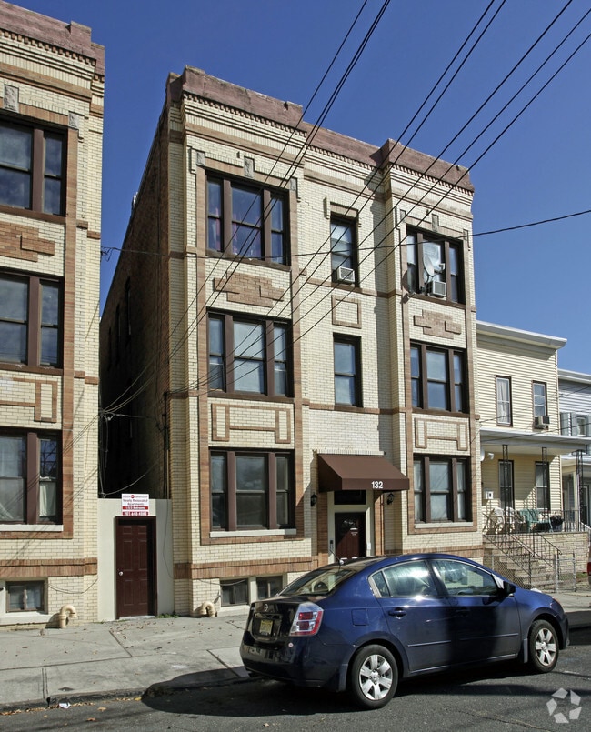 Primary Photo - 136 Winfield Ave