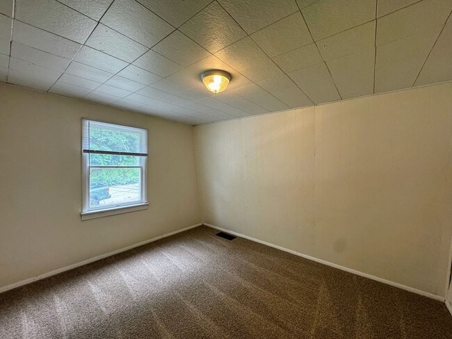 Building Photo - Updated 2/3 Bedroom Home in Pitcairn!