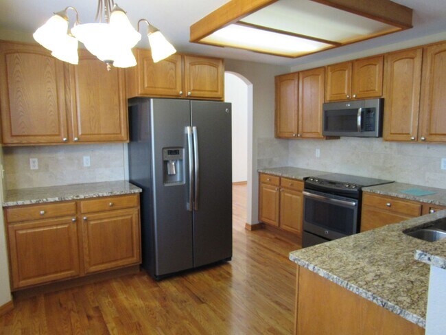 Building Photo - Spacious 5 bedroom home in Hunters Glen