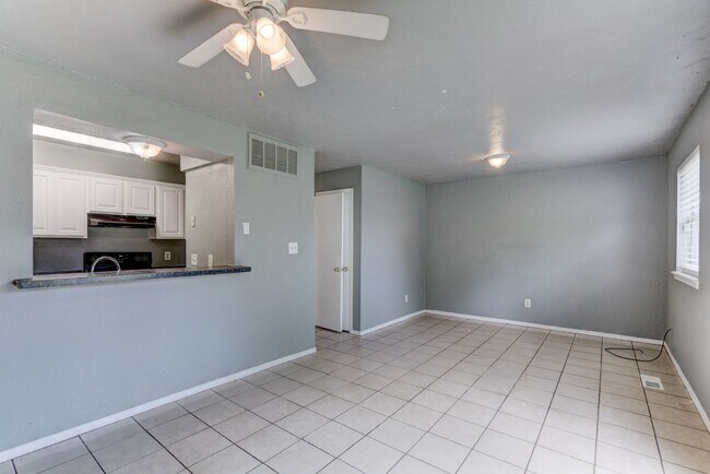 Building Photo - 4 bed 1.5 bath duplex in Midwest City