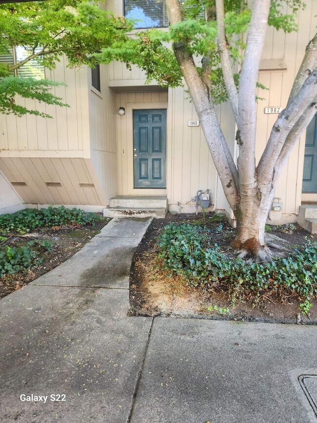 Building Photo - Beautiful two story condo in a well maintained complex, and close to everything!!