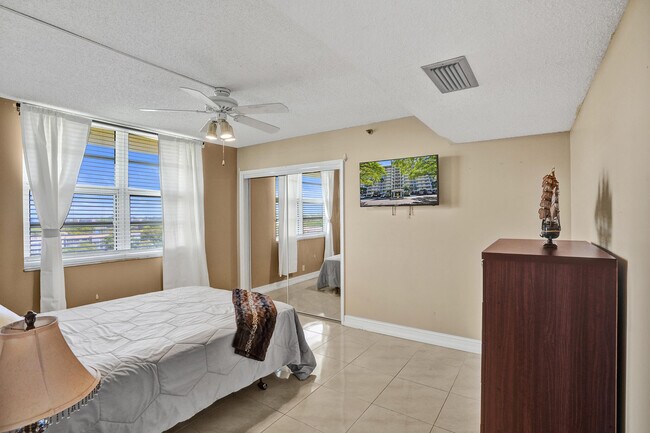 Building Photo - 3520 Oaks Way