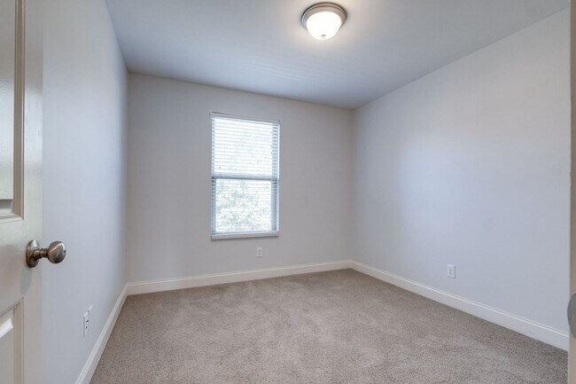Building Photo - 216 Bixby Private Ln