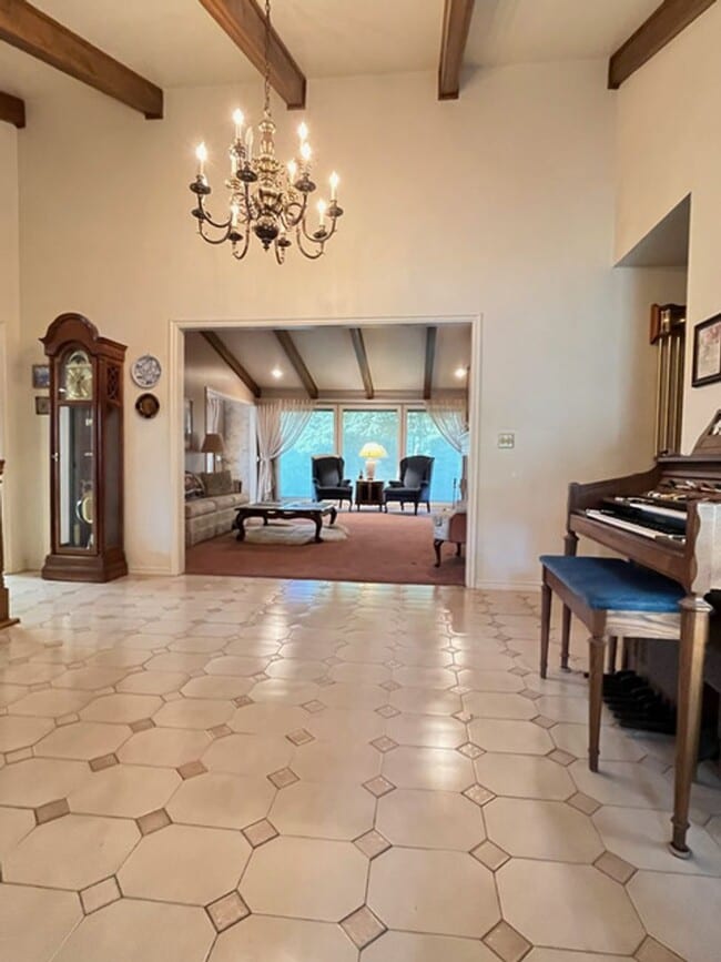 Building Photo - Beautiful home with amazing views and larg...