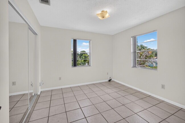 Building Photo - 708 SW Gardens Blvd