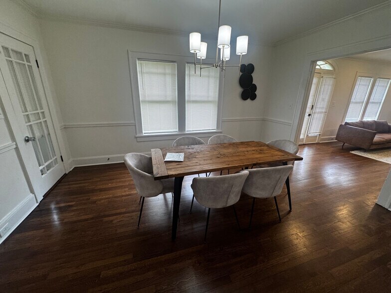 Building Photo - Room in House on Evans Dr SW